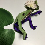 カエル お座りケロさん ♪お派手なタイツさん♪