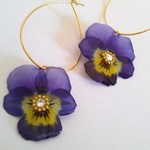 ビオラ押し花　ジュエルフープピアス　（紫×黄色）