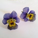 ちょっとちっちゃなビオラ押し花ポストピアス　紫×黄色