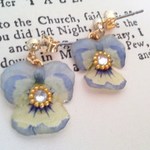 ちっちゃなビオラ押し花　ジュエルポストピアス　（白×薄紫）