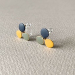 小さな　レトロな三つ葉のピアス