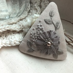 再販♡刺繍✴︎リボン刺繍✴︎グレージュカラー三角パッチンピン