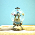 ガラスドームのちいさな遊園地　メリーゴーランド　ゴールド