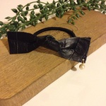 レザーとコットンパールのヘアゴム