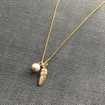 羽とコットンパールのシンプルネックレス