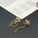 流星ゴールド×クリア　小振りのアシンメトリー　イヤリング／ピアス　