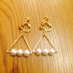 コットンパール×トライアングルのイヤリング