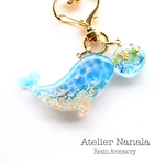水面模様のクジラのキーホルダー　海　レジンアクセサリ―