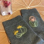 手縫い刺繍＊〜レトロ〜左右柄違い靴下(ダークグレー)