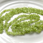 ペリドットさざれ石穴あり半連約44cm