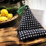 刺し子のふわふわ三角スマホスタンド