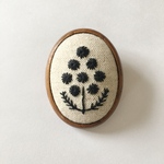 木枠ブローチ【黒の1色刺繍】
