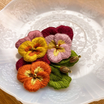 立体刺繍　パンジーのブローチ