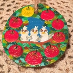 お守りみたいな木札の絵付け（鳥とりんご）