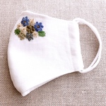 刺繍マスク　ブルーグレー系の花のブーケ　白リネンとダブルガーゼ