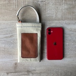 レザー　ＩＣカードも入るスマホポーチ　《ブルーのステッチ》