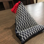 刺し子のふわふわ三角スマホスタンド