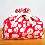 洗える♪保冷保温☆お弁当袋（いちごいっぱい🍓）アカ