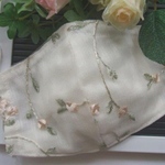 夏用マスク　オシャレな立体マスク　ノーズワイヤー入り　小花の刺繍
