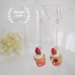 苺のカップケーキのピアス/イヤリング*ミニチュア