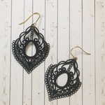 漆黒の透かしリーフチャームのピアス　ハロウィン　サージカルステンレス　個性的　大ぶり