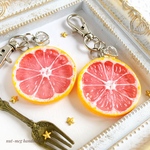 ピンクグレープフルーツのチャーム(Grapefruit key chain /スイーツデコ/フェイクスイーツ/フェイクフード/食品サンプル/レジン)