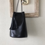 ■black レザー巾着バック ダブルタッセル付き■レザーショルダーバック 黒い鞄