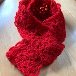 真っ赤なモチーフつなぎのマフラー