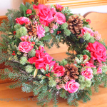 ローズピンクの薔薇のクリスマスリース