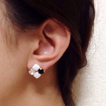スクエアーの白黒ピアス