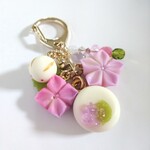 ピンク紫陽花と桔梗の和菓子キーホルダー(うさつむり饅頭付き)