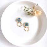 レトロポップ配色の丸い手刺繍お花ピアス/イヤリング　昭和レトロ　スカイブルー　オレンジ