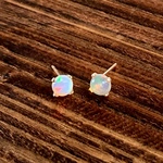 宝石質AAAオパールのシンプルピアス