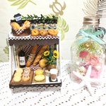 白い棚に小さなパンとヒマワリ🥖🌻