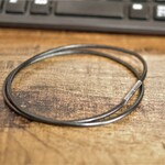 【留め具：ネジタイプ】本革と医療用ステンレで安心・安全★シンプルなストレートチョーカー★ブラック・ブラウンから選べます★長さ60㎝まで自由にカット