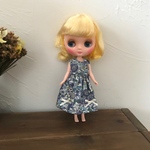 ミディブライス服　ブルーの小花柄ワンピース