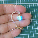 白色LED組込・電池式テーブルランプ★青＆黄クラックガラスビーズ★光るミニチュア（1/12）ライト・ランプ・ビーズランプシェード・ドールハウス・照明