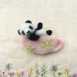 ちびっこパンダの羊毛フェルトブローチ🐼