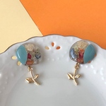 ku*momo𓆸𓇢夏のアンティークフラワーパール入りレジンピアス