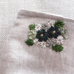 刺繍マスク　モノトーン花のブーケ　ベージュリネンとダブルガーゼ