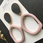 【ｵｰﾌﾟﾆﾝｸﾞSALE!!】【ｲﾔﾘﾝｸﾞ変更可】グレーチャームとピンクフープのピアス［748］