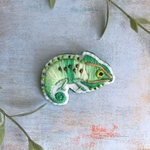カメレオン刺繍ブローチ