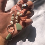 シェル×スモーキーグリーン　アシンメトリーピアス