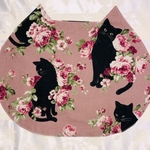 ネコ型ランチョンマット　”ねこのみみ”　にゃんチョンマット　かわいい黒猫と薔薇　ピンク