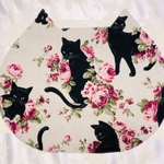 ネコ型ランチョンマット　”ねこのみみ”　にゃんチョンマット　かわいい黒猫と薔薇　生成り