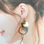 シェルとピンクとブルーのフープのピアス／イヤリング