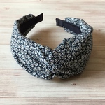 クロスターバン型カチューシャ（ダークネイビーに小さいマーガレット）