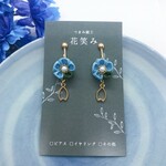 つまみ細工　空色＆抹茶色のイヤリング