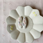 デイジーとラベンダーの刺繍パッチンピン