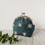 フォレストグリーンの刺繍がま口ポーチ